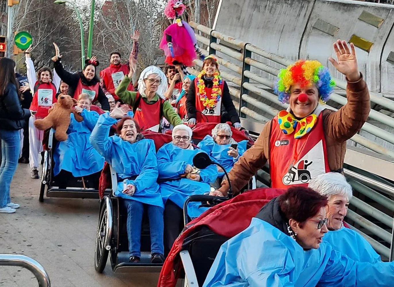 Rua de carnestoltes sobre els tricicles d'En Bici Sense Edat a Barcelona