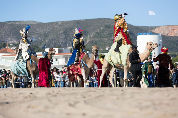 Assistim amb usuàries de residències a la Cavalcada de Reis a Castelldefels