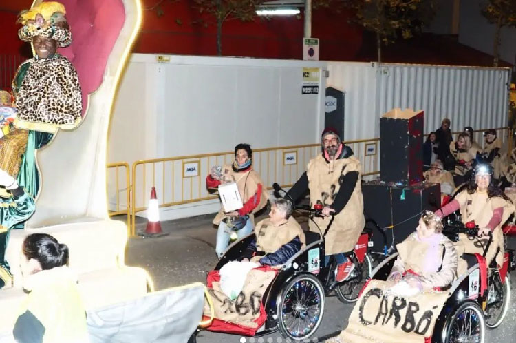 Fem de carboneres a la Cavalcada de reis 2024 a Barcelona
