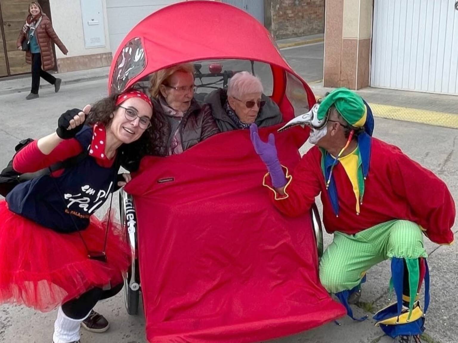 Rua de carnestoltes sobre els tricicles d'En Bici Sense Edat a Barcelona