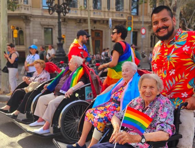 Mai és tard per viure l’Orgull: la gent gran torna al Pride amb #EBSEBarcelona