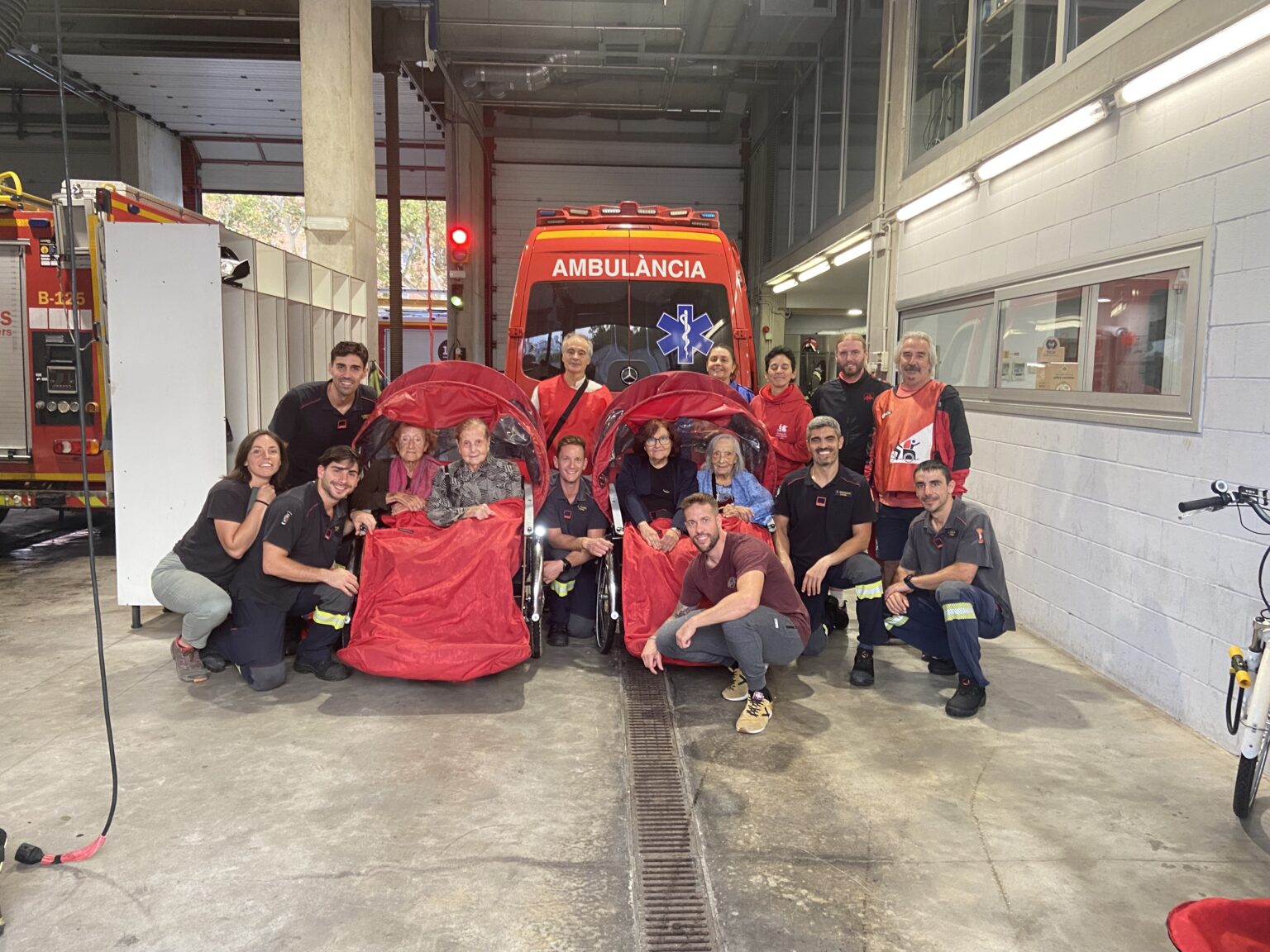 Bombers Solidaris es formen amb En Bici Sense Edat per pedalar a la Cursa de Bombers de Barcelona