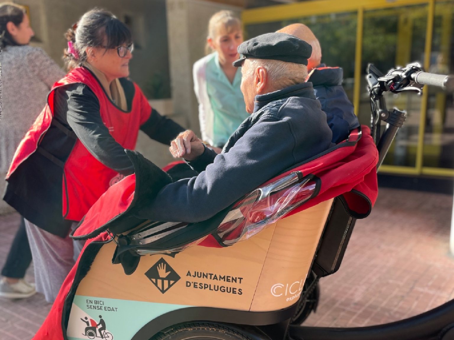 #EBSEEsplugues surt a pedalar per primer cop: descobreix les històries darrere les primeres passejades del nou capítol